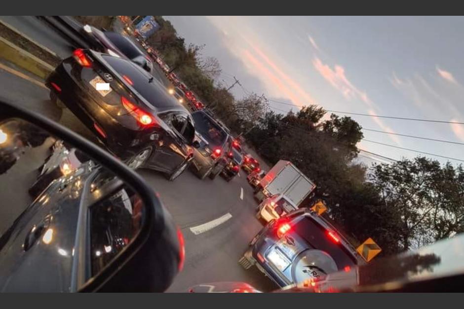 La ruta Interamericana con dirección a la Ciudad de Guatemala colapsó con tránsito vehicular este martes 23 de enero. (Foto: Facebook/TejaxunDavid)