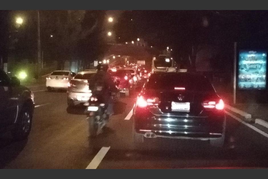 Tránsito varado en la Avenida Petapa y Periférico por personas que buscan ingresar a la Usac, en este miércoles 24 de enero. (Foto: Gustavo E. Méndez/Soy502)&nbsp;