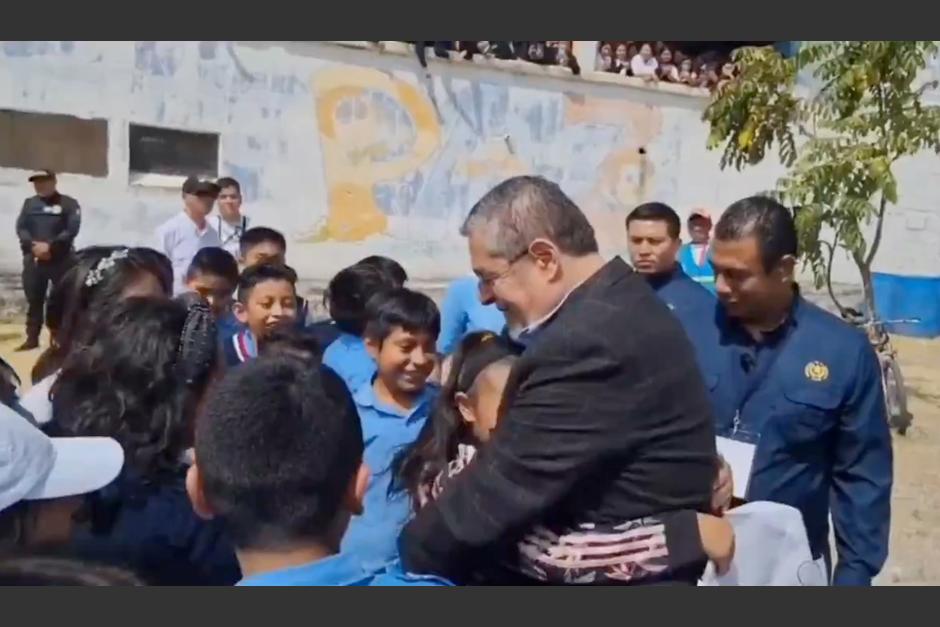 Bernardo Arévalo sorprendió con su visita a estudiantes de una escuela pública de Sololá. (Foto: redes sociales)&nbsp;