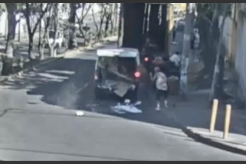 El conductor fue sorprendido mientras sus acompañantes se bajaban a tirar basura en plena calle. (Foto: captura de video)