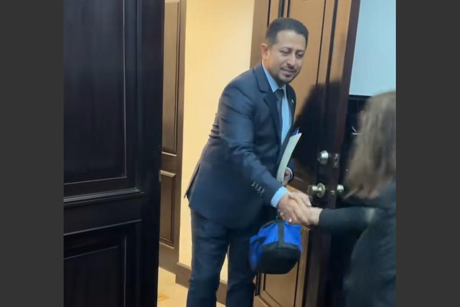 En un video publicado por el mismo Nery Ramos se ve cómo llegó este miércoles al Congreso. (Foto: Captura de pantalla)