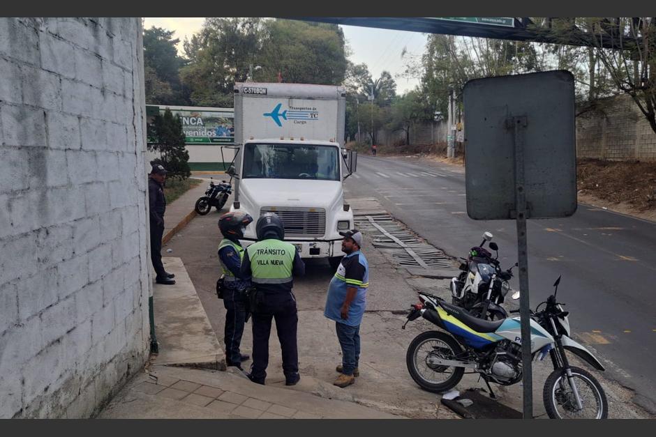 El conductor que sufrió problemas en el sistema de frenos y atropelló a un agente de la PMT de Villa Nueva. (Foto: PMT de Villa Nueva)