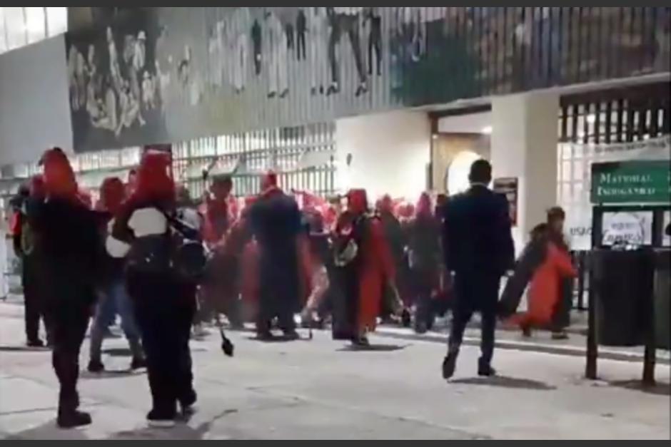 Un grupo de encapuchados protagonizó una pelea en la Facultad de Derecho. (Foto: captura de pantalla)