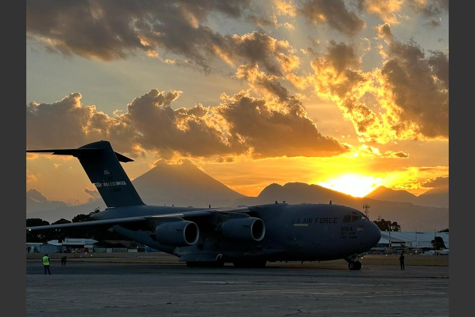 Impresionante avión militar de Estados Unidos llegó a Guatemala con una motobomba para los Bomberos Voluntarios. (Foto: Embajada de Estados Unidos)&nbsp;