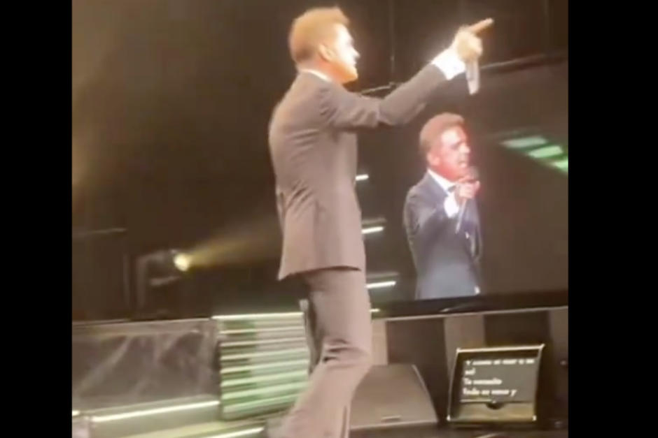 El artista fue sorprendido usando un apuntador para leer las letras de sus canciones. (Foto: Captura de pantalla)