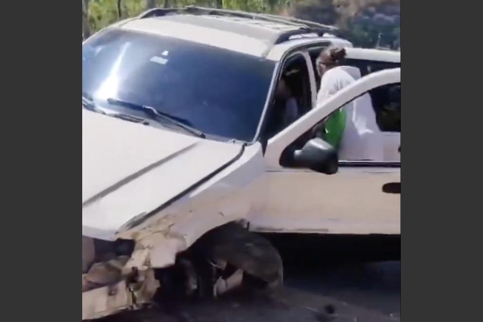 El vehículo que perdió el control y colisionó con separadores viales en la bajada de Villalobos. (Foto: captura de video)