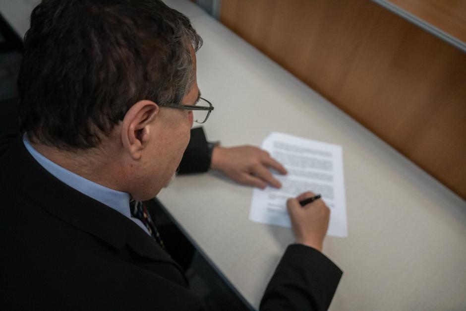 Seg&uacute;n la grafolog&iacute;a, en las firmas quedan impresos rasgos de la personalidad del individuo. (Foto: X/@BArevalodeLeon)&nbsp;