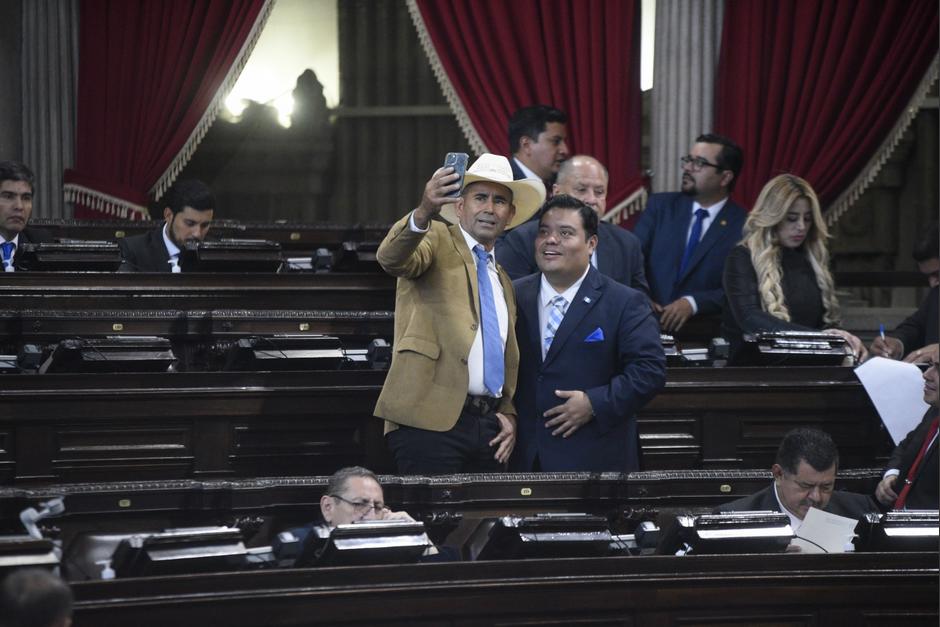 Los diputados Esduin Javier y Allan Rodríguez se retrataron durante la sesión plenaria de este martes. (Foto: Wilder López/Soy502)