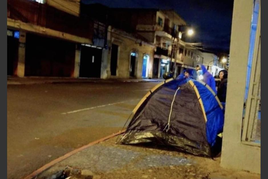 Un grupo de guatemaltecos se hizo viral por estar desde ya haciendo fila y hasta durmiendo en la calle para obtener turno este domingo. (Foto: redes sociales)