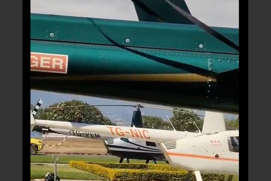 Un perro ingres&oacute; a la pista del Aeropuerto Internacional La Aurora y fue rescatado por el persona. (Foto: captura de pantalla)&nbsp;