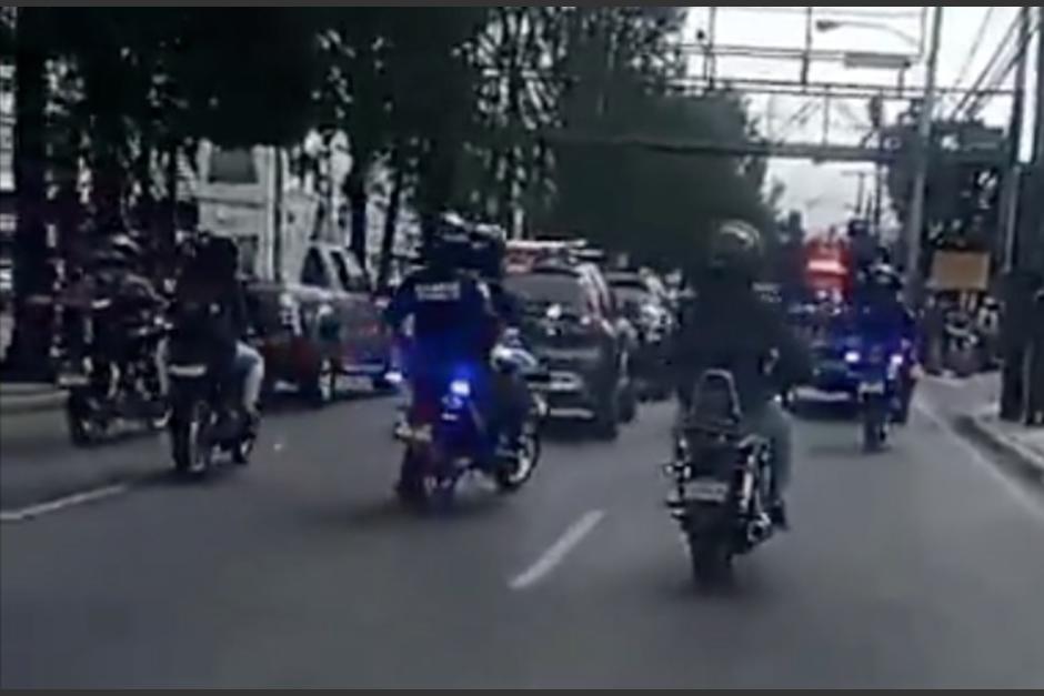 En video quedó captada la agresión de un PNC a un conductor durante una persecución en El Periférico. (Foto: captura de pantalla)