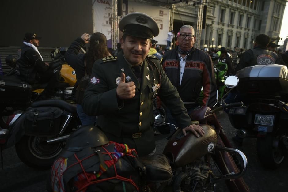 Pablo&nbsp;Villagrán le da vida al "Pedro Infante" guatemalteco en la Caravana del Zorro. (Foto: Wilder López / Soy502)