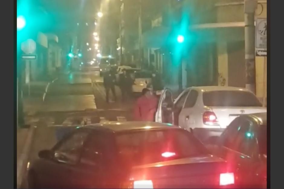Una insólita pelea entre conductor y motorista en zona 1, quedó registrada en video. (Foto: captura de pantalla)&nbsp;