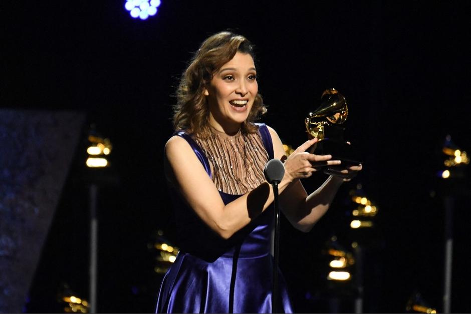 Gaby Moreno ganadora de un Grammy por su producción&nbsp;"X Mí (Vol. 1)" como "Mejor Álbum de Pop Latino". (Foto: AFP)