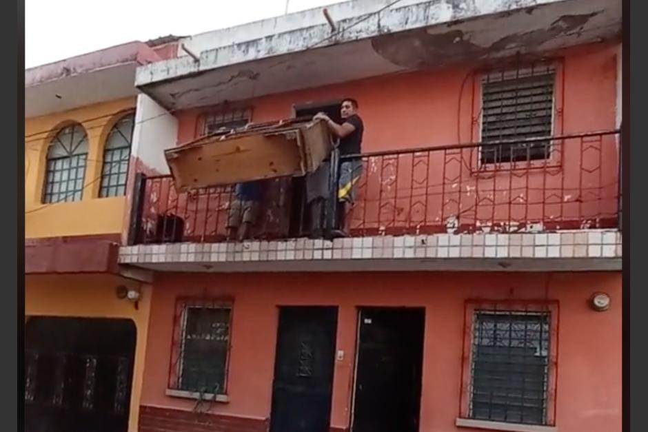 Una mudanza termin&oacute; en fracaso y el momento se hizo viral en redes sociales. (Foto: captura de pantalla)&nbsp;