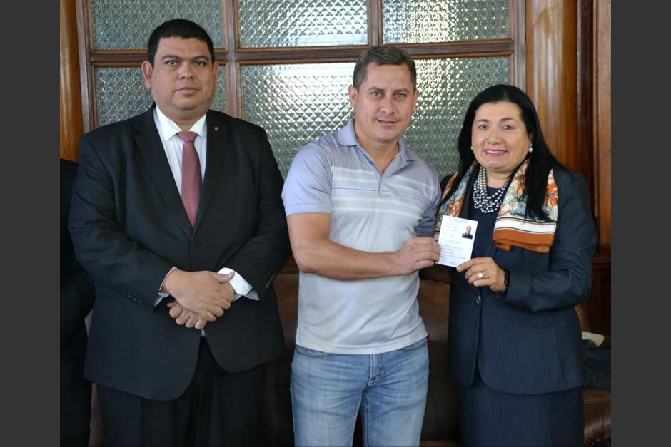 Dolan Cantoral fue acreditado como alcalde de Chahal, Alta Verapaz, este miércoles 7 de febrero por la presidenta del TSE, Blanca Alfaro. (Foto: TSE)