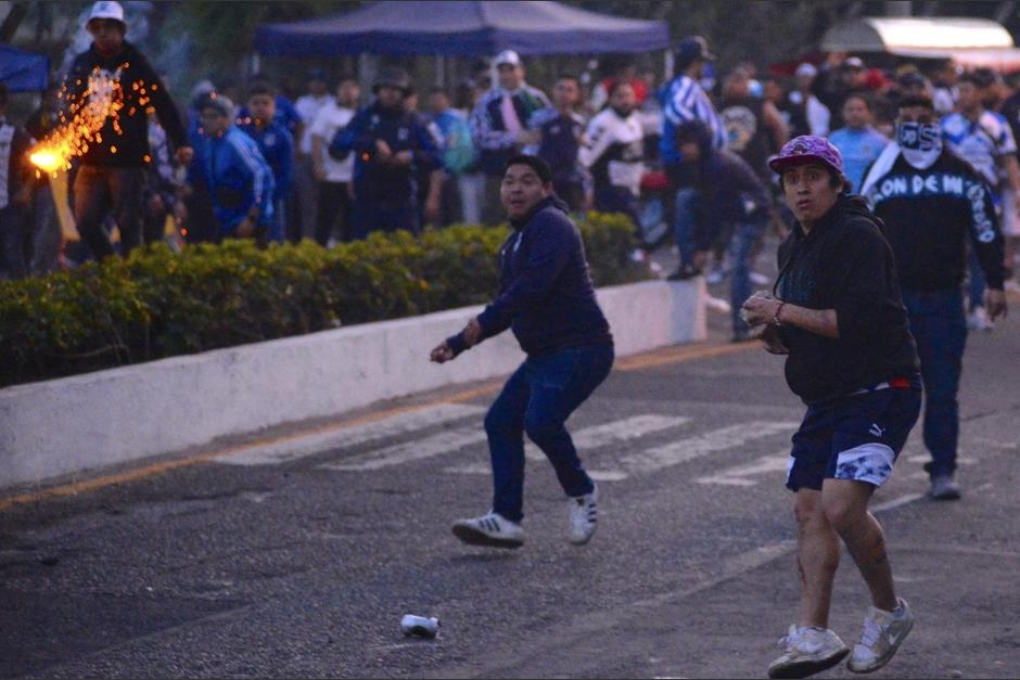 Aficionados de Comunicaciones y Monterrey fueron los protagonistas de los disturbios a las afueras del estadio. (Foto: ND)