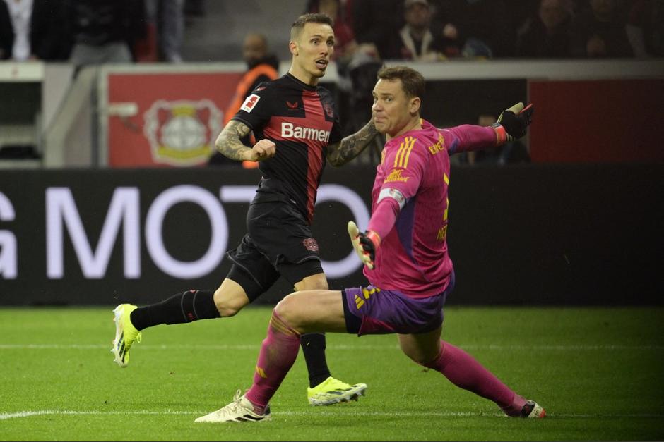 El guardameta alemán quiso anotar un gol, pero su plan no salió como lo pensaba. (Foto: AFP)