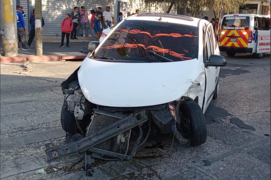 Uno de los vehículos involucrados quedó con severos daños sobre la 6a. avenida de la zona 9. (Foto: Amílcar Montejo)