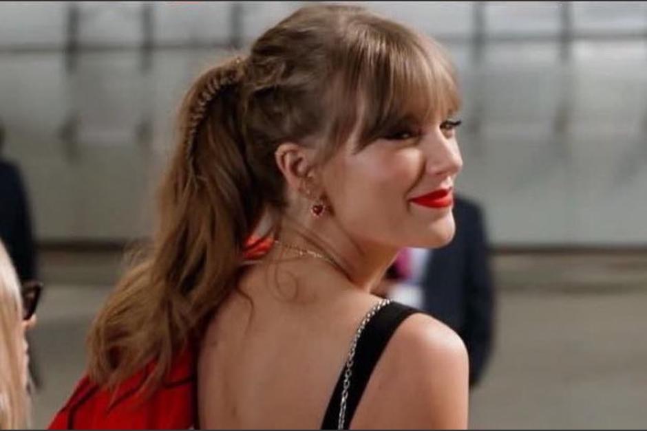 La cantante viajó varias horas desde Asia para estar en el máximo evento deportivo de Estados Unidos. (Foto: X)