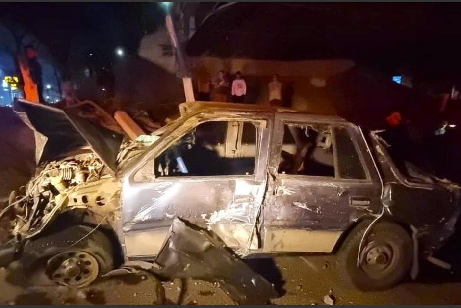 El vehículo se desplazaba hacia el sur cuando perdió el control y cayó sobre la pista de ingreso a San Cristóbal. (Foto: Bomberos Municipales)