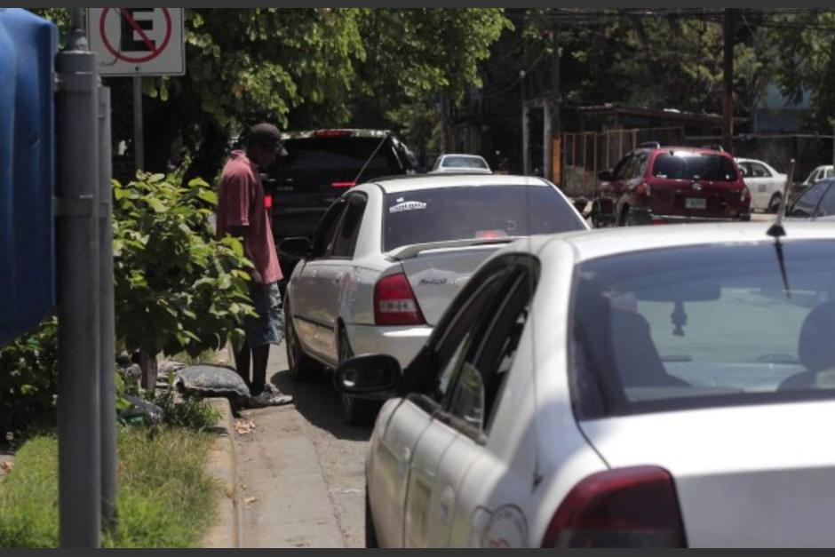 Usuarios se preguntan qué ocurrirá con los "cuidacarros" tras el acuerdo sobre reglamento para estacionar en vía pública. (Foto: Redes sociales)