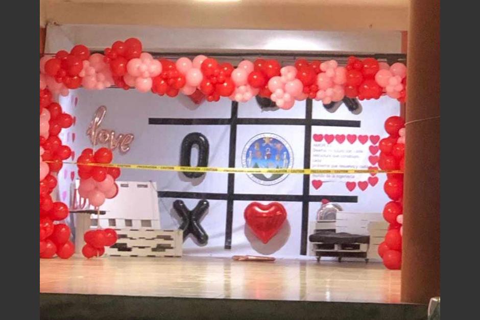 Un "stand de besos" fue instalado en la Usac por el Día del cariño. (Foto: X/Omargod33)