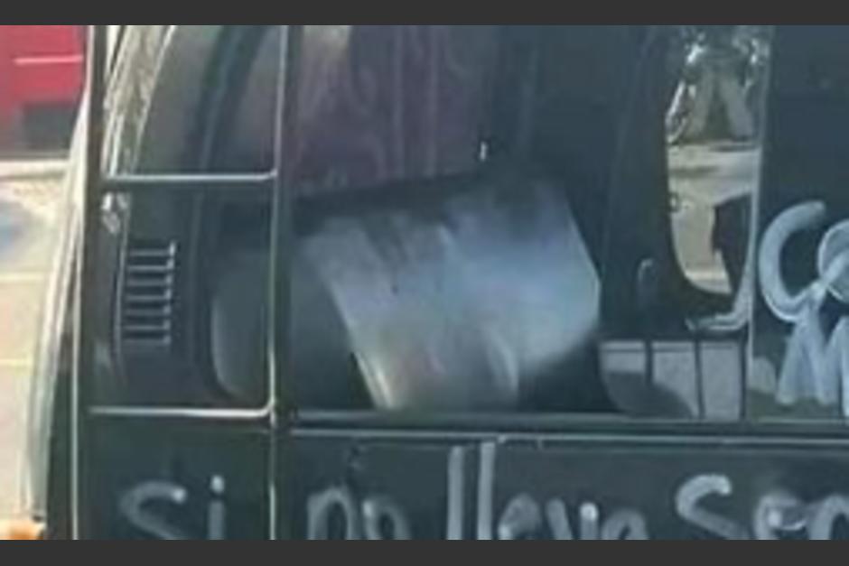 Un microb&uacute;s desat&oacute; pol&eacute;mica en las calles por un peculiar mensaje que se lee en una de sus puertas. (Foto: redes sociales)