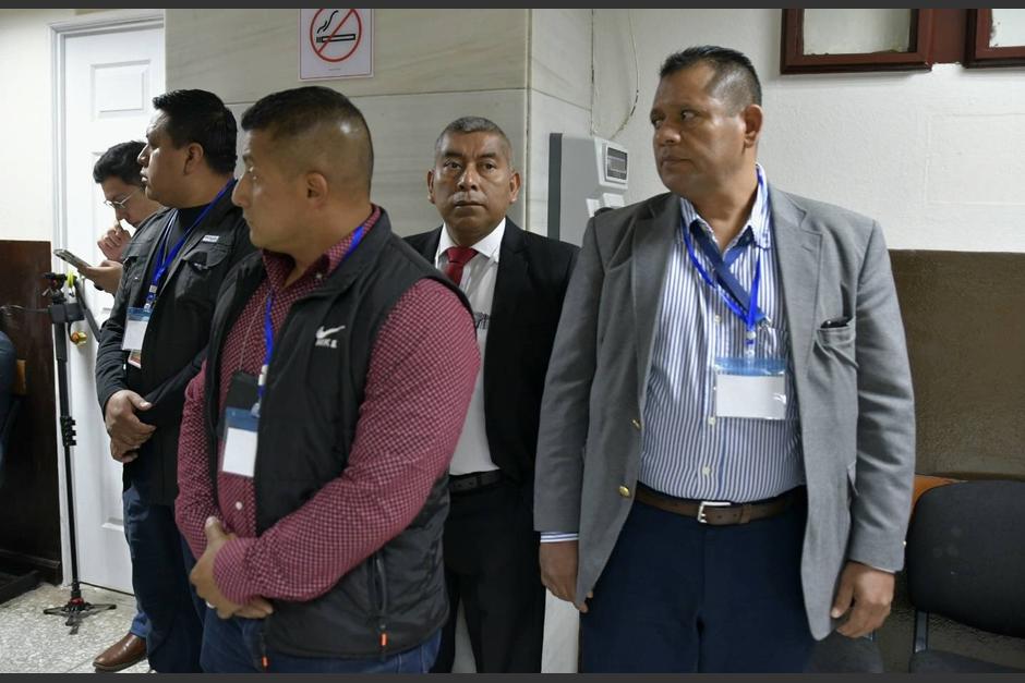 El fiscal Curruchiche lleg&oacute; custodiado a la Torre de Tribunales. (Foto: Agencia Ocote)