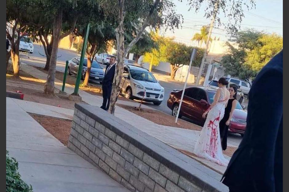 La suegra que contrat&oacute; a un hombre para lanzar pintura al vestido de la novia. (Foto: Twitter/@fulanodeobregon)
