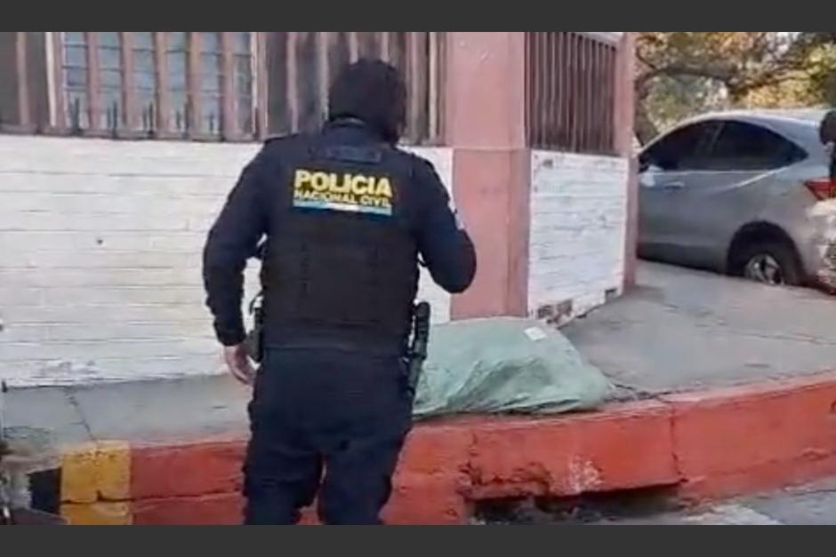 La PNC se llev&oacute; una inesperada sorpresa tras acudir a verificar un "supuesto cad&aacute;ver". (Foto: captura de pantalla)&nbsp;