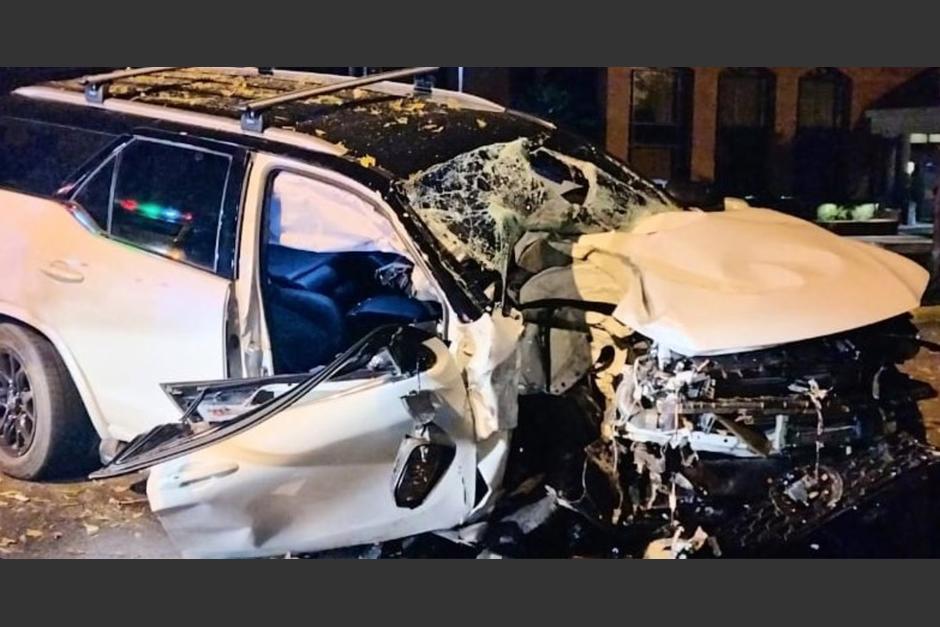 Un conductor destrozó un carro tras protagonizar fuerte accidente en zona 14. (Foto: Amílcar Montejo)&nbsp;