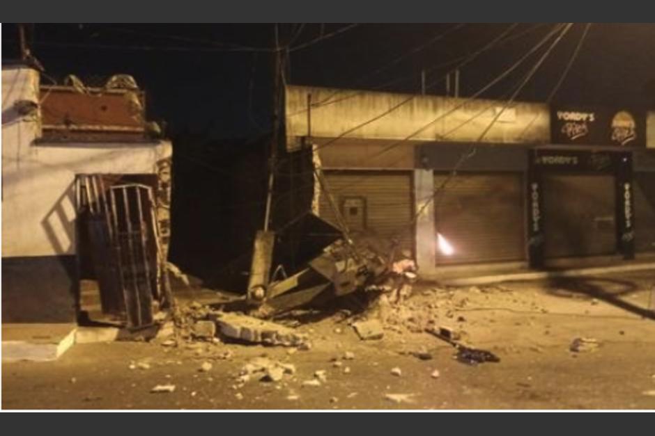 Un conductor perdi&oacute; el control de su veh&iacute;culo y choc&oacute; contra una vivienda. (Foto: Bomberos Municipales de Mixco)