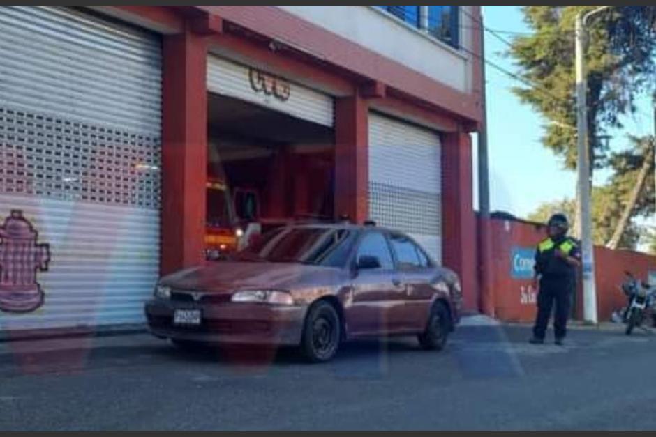 El conductor se parqueó frente a una estación de bomberos y esto ocurrió con él. (Foto: captura de pantalla)