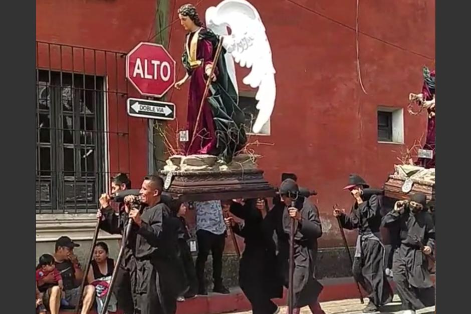 En video qued&oacute; captado el momento en el que un anda estuvo a punto de caerse en una procesi&oacute;n. (Foto: captura de pantalla)&nbsp;