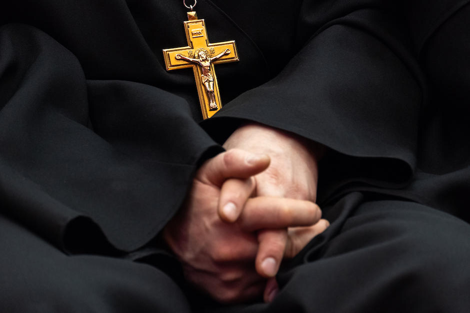 El presunto sacerdote que fue detenido en el Aeropuerto Internacional La Aurora por llevar miles de d&oacute;lares y euros sin declarar. (Foto ilustrativa: Shutterstock)