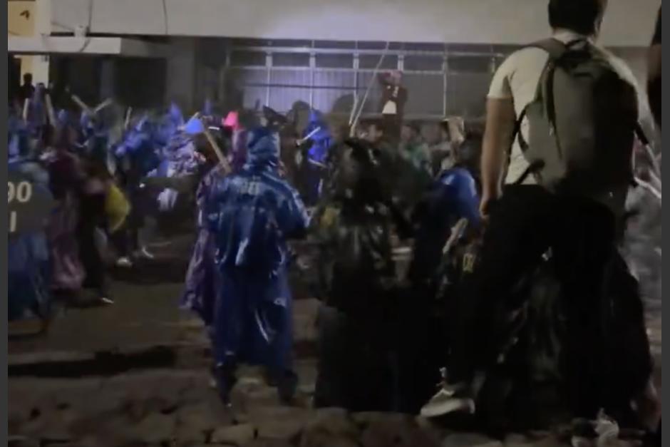 Encapuchados protagonizan disturbios en el Cunoc, la noche de este mi&eacute;rcoles durante la Declaratoria de Huelga. (Foto: captura de video)
