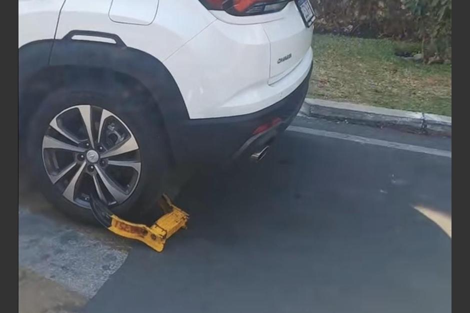 La mujer denunció que le colocaron cepo cuando se bajó rápido a traer a su nieto frente a un centro escolar. (Foto: captura de video)