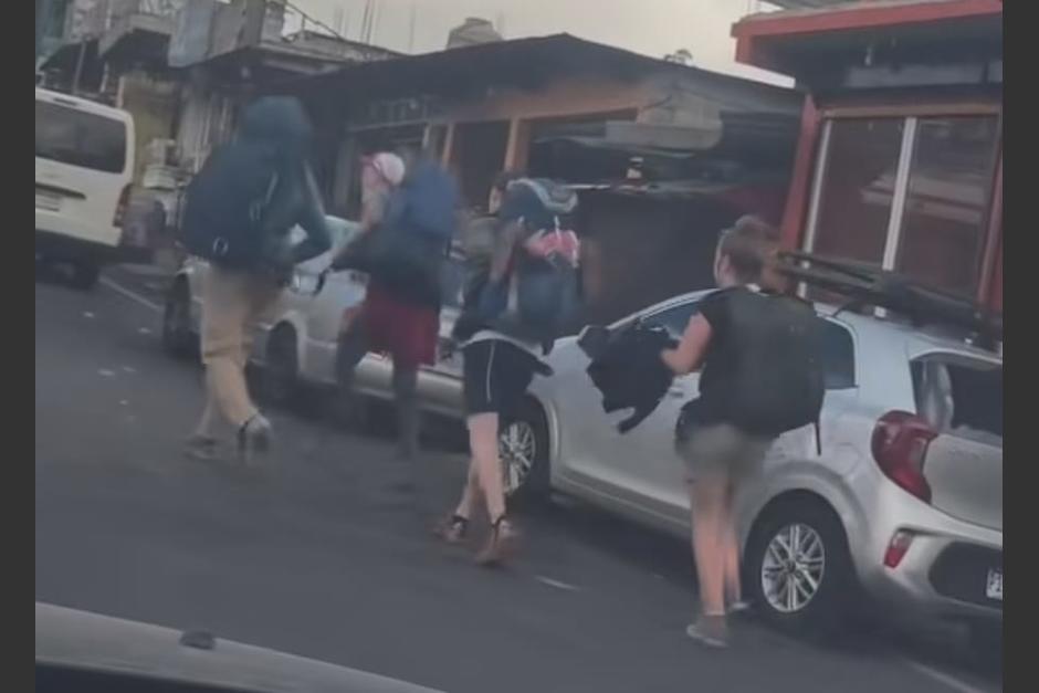 Un grupo de extranjeros caus&oacute; sensaci&oacute;n al ser captados persiguiendo un bus extraurbano para abordarlo. (Foto: captura de video)