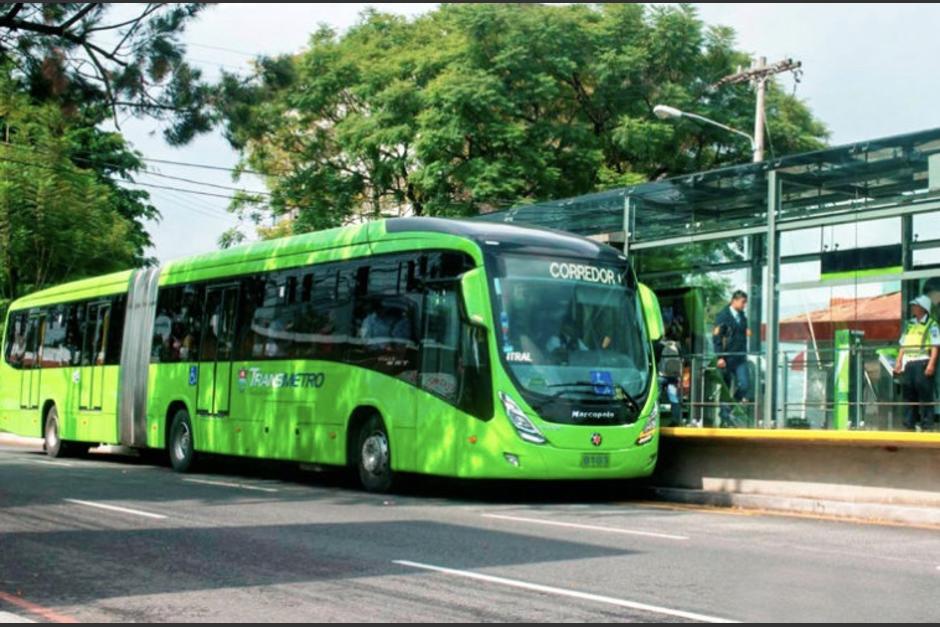 Un conductor fue captado en el carril del Transmetro en la calzada Ra&uacute;l Aguilar Batres. (Foto: M&amp;N)