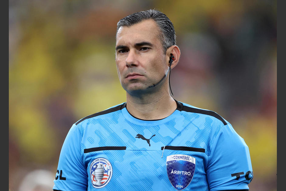 El árbitro guatemalteco fue el encargado de dirigir el encuentro entre México y Ecuador. (Foto: AFP)