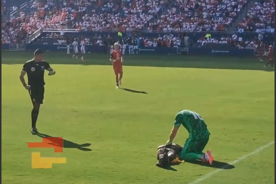 El árbitro guatemalteco Mario Escobar se acerca a su compañero, Humberto Panjoj. (Foto: Regla-18)