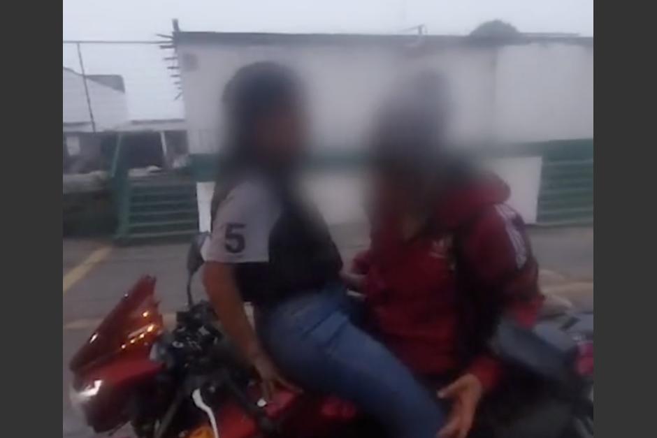 Multan a un conductor por peculiar forma de transportar a una mujer y a otro hombre en la parte trasera de una moto. (Foto: captura de video/PMT ciudad de Guatemala)