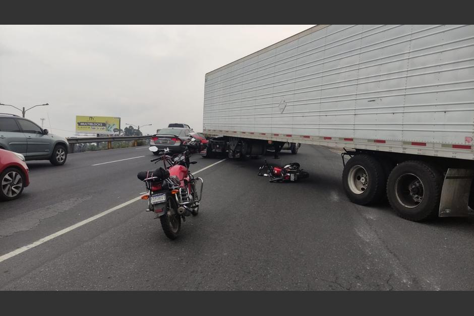 El conductor de un vehículo pesado se bajó para preguntar por una dirección, pero atropelló a un motorista y terminó empotrado. (Foto: PMT de Villa Nueva)