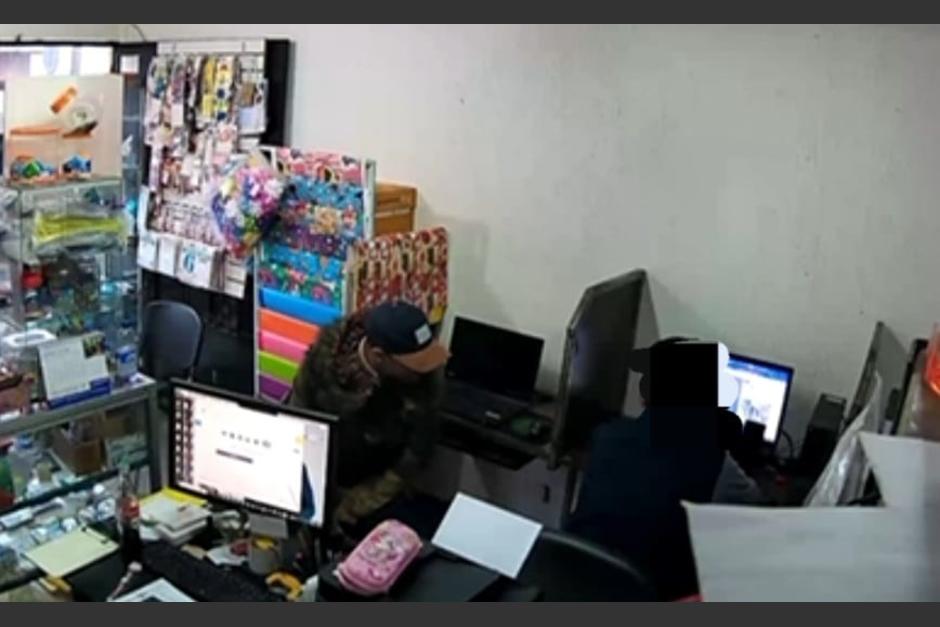 El sujeto ingresó al lugar, saludó al encargado y de un momento a otro cometió el hurto. (Foto: captura de video)