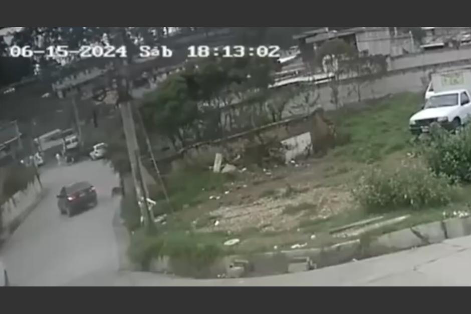 El conductor del vehículo se dio a la fuga tras el accidente. (Foto captura de video)