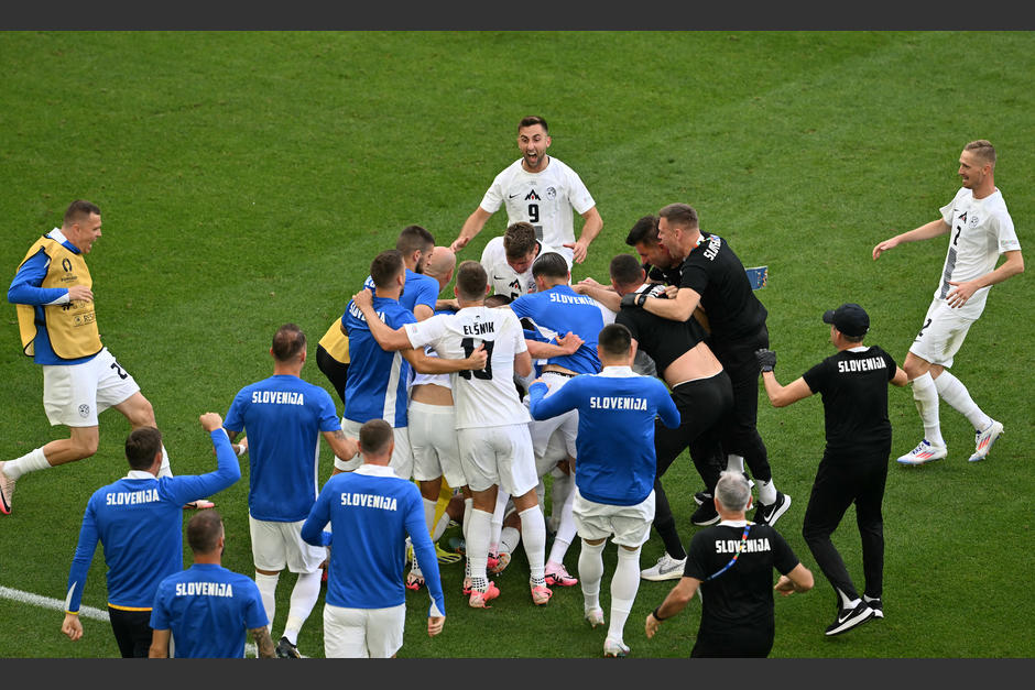 Los eslovenos celebraron el empata tras 24 años de no estar en la competencia europea. (Foto: AFP)