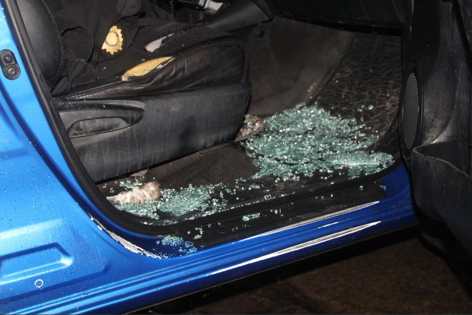 Una patrulla de la PNC fue destruida por un trifulca que se oponía a una detención. (Foto: PNC)