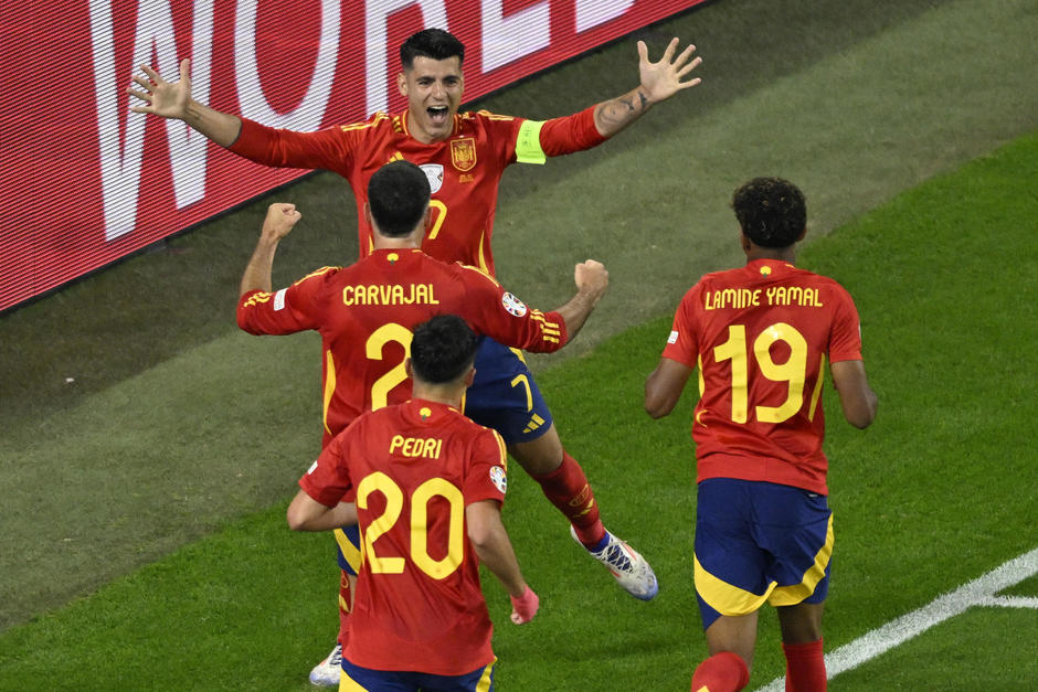 Los madridistas Morata y Carvajal celebran con los culés Pedri y Yamal. (Foto: AFP)