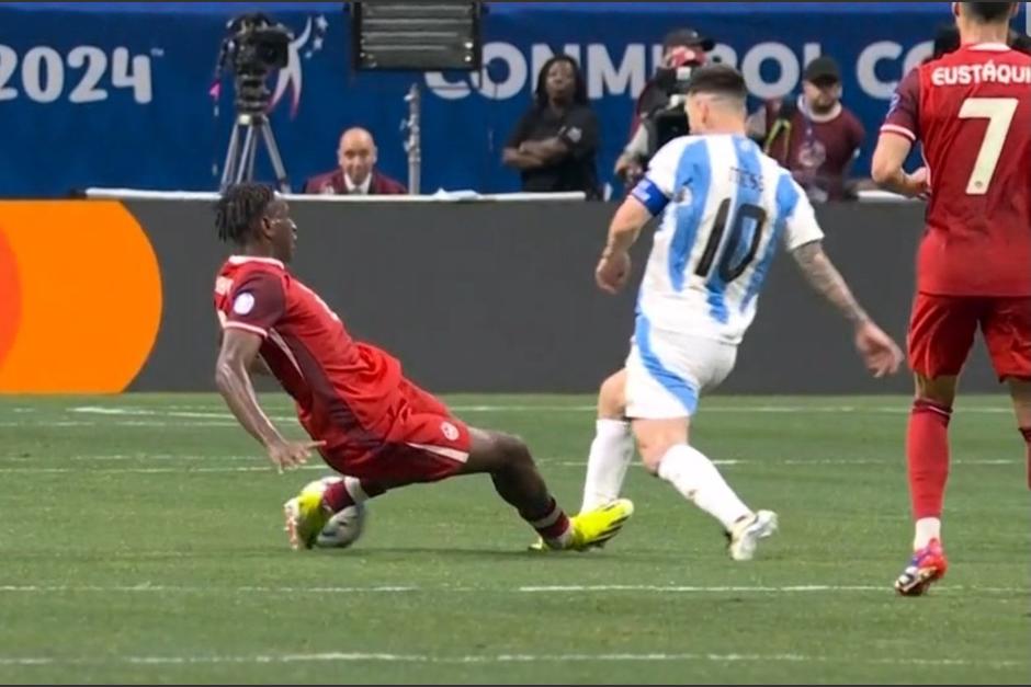 El capitán de Argentina quedó tendido tras el golpe que preocupó a sus compañeros. (Captura Video)